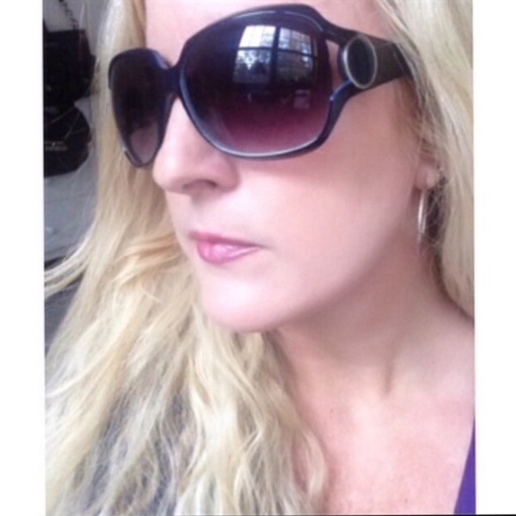 Meet your Posher, L  โค๏ธPosh Ambassador๐ - Picture 1 of 5